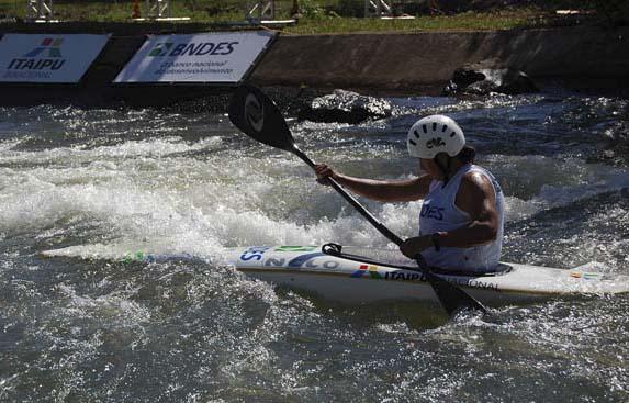 A jovem Ana Sátila (15 anos) entrou para a história da Canoagem Slalom do Brasil ao conquistar em Foz do Iguaçu (PR), a sonhada vaga para os Jogos Olímpicos de Londres 2012 / Foto:  Divulgação 